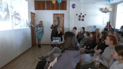 У Черкасах психологи центру "СвіТи" демонструють відвідувачам презентацію