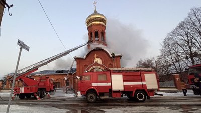 Рятувальники продовжують ліквідовувати пожежу у Храмі Феодосія Чернігівського Рятувальники продовжують ліквідовувати пожежу у Храмі Феодосія Чернігівського