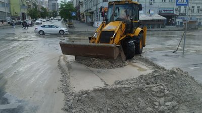 У Києві на вулиці Петлюри прорвало трубу. Рух транспорту обмежений