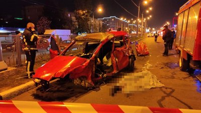 Розтрощені авто, збитий світлофор та знак переходу: ДТП на проспекті Гагаріна у Харкові Розтрощені авто, збитий світлофор та знак переходу: ДТП на проспекті Гагаріна у Харкові