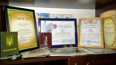 Господарює з донькою і створює картини: волинянка чекає з війни трьох синів Господарює з донькою і створює картини: волинянка чекає з війни трьох синів