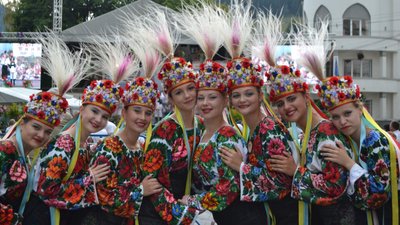 Колективи з Буковини виступили на фестивалі в румунському Кимполунзі Колективи з Буковини виступили на фестивалі в румунському Кимполунзі