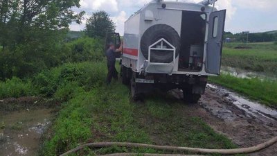 Розмиті дороги, підтоплені будинки: на Одещині рятувальники відкачали більше тисячі кубометрів води Розмиті дороги, підтоплені будинки: на Одещині рятувальники відкачали більше тисячі кубометрів води