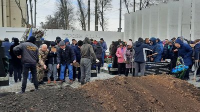 У Сумах попрощалися з воїнами тероборони, що загинули від рук російських окупантів У Сумах попрощалися з воїнами тероборони, що загинули від рук російських окупантів