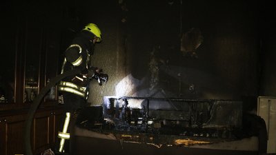 У Дніпрі вогнеборці вивели чоловіка із палаючої квартири