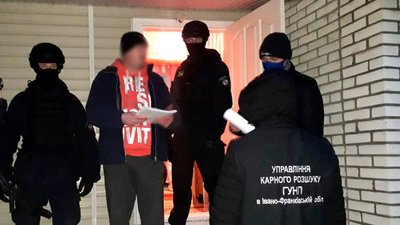 Викрали авто, пограбували будинок та вчиняли підпали. На Прикарпатті викрили злочинну групу Викрали авто, пограбували будинок та вчиняли підпали. На Прикарпатті викрили злочинну групу