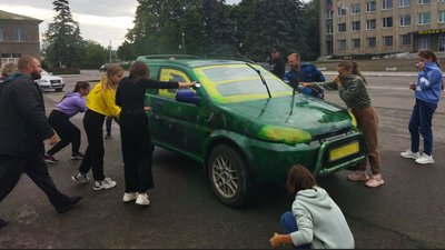 Продаючи пампухи діти заробили на авто для зенітників волинської бригади Продаючи пампухи діти заробили на авто для зенітників волинської бригади