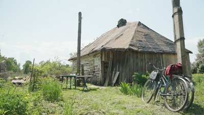 Вперше побачила відбудовану хату: у 90-річний ювілей жителька Чернігівщини повернулася додому Вперше побачила відбудовану хату: у 90-річний ювілей жителька Чернігівщини повернулася додому