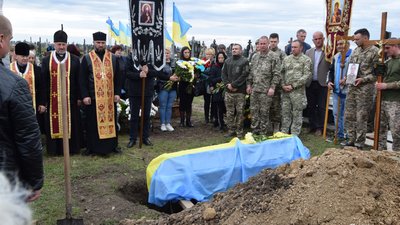 У громаді на Тернопільщині попрощалися з двома загиблими військовослужбовцями У громаді на Тернопільщині попрощалися з двома загиблими військовослужбовцями