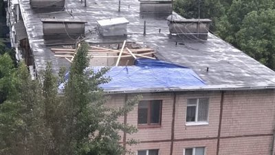 "Тент здуло й дощ пішов у квартиру" – мешканка будинку в Кропивницькому, де у березні обвалився дах