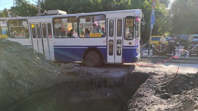 Ремонтні роботи на вулиці Кам'янецька, біля Філармонії. Фото: Суспільне Ремонтні роботи на вулиці Кам'янецька, біля Філармонії. Фото: Суспільне