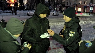Поліцейські роздали тернополянам світловідбивачі Поліцейські роздали тернополянам світловідбивачі