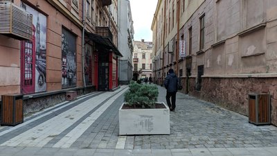 У Чернівцях замість автомобільної дороги облаштували пішохідну зону