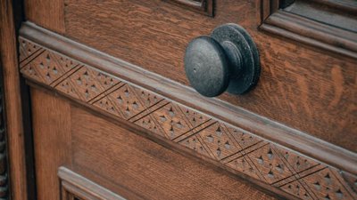 У Львові відновили історичні двері на вулиці Гнатюка У Львові відновили історичні двері на вулиці Гнатюка
