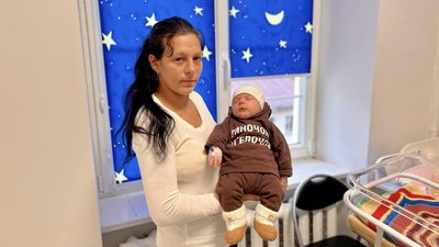 Новонароджений Дам'ян з мамою Оленою