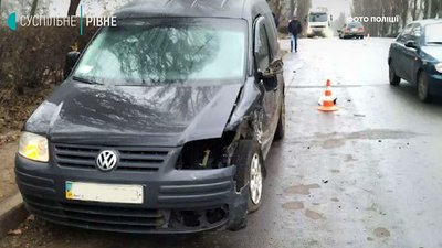 У Рівному в результаті ДТП водій авто зламав ногу