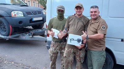 Волонтер Володимир Голоднюк передає допомогу військовим