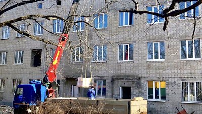 У Тростянці триває відновлення лікарні: монтують систему опалення
