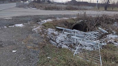 Пошкоджене перильне огородження Пошкоджене перильне огородження