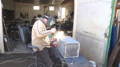 За день можуть виготовити 8-9 "буржуйок". Фото: Суспільне Поділля. За день можуть виготовити 8-9 "буржуйок". Фото: Суспільне Поділля.