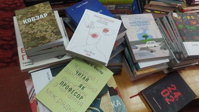 У День дарування книг сумській обласній бібліотеці подарували 150 видань У День дарування книг сумській обласній бібліотеці подарували 150 видань