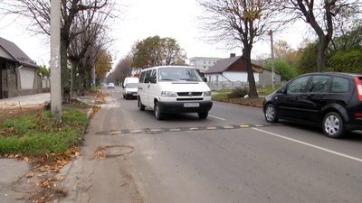 У Житомирі після встановлення лежачих поліцейських на будинках з’явилися тріщини
