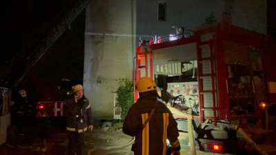 В Одесі загасили пожежу на площі 300 квадратних метрів в житловому будинку В Одесі загасили пожежу на площі 300 квадратних метрів в житловому будинку