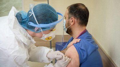 У Чернівцях медики двох лікарень не вакцинуються від COVID-19: в чому причина
