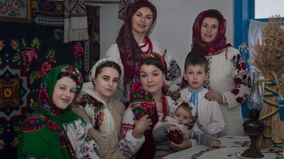 Столітнє вбрання: на Волині більше сотні жінок сфотографувалися у стародавніх хустках Столітнє вбрання: на Волині більше сотні жінок сфотографувалися у стародавніх хустках
