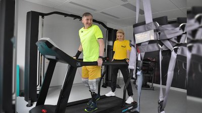 Захисник Ігор Крупнов, якому в Львові вживили в кістки протези, почав ходити