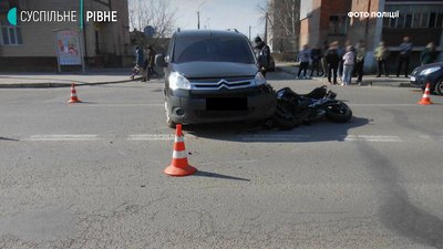 Рівненщина: мотоцикліст в'їхав у легковик, який мав його пропускати