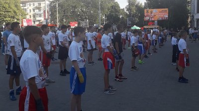 Херсонські боксери провели відкрите тренування на площі у міжнародний День боксу Херсонські боксери провели відкрите тренування на площі у міжнародний День боксу