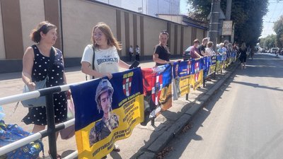 Люди зібрались на мовчазну акцію