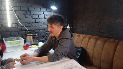 У Тернополі переселенці вчилися робити свічки У Тернополі переселенці вчилися робити свічки