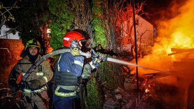Пожежники гасять загоряння після удару РФ у Слобідському районі Харкова, 2 липня