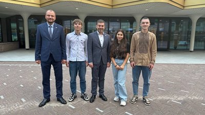 Під час зустрічі з журналістами в Гаазі Під час зустрічі з журналістами в Гаазі