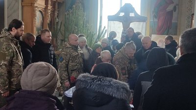 Заповідав, щоб дорогою до кладовища грали пісні улюблених гуртів: черкащани попрощалися із захисником Заповідав, щоб дорогою до кладовища грали пісні улюблених гуртів: черкащани попрощалися із захисником