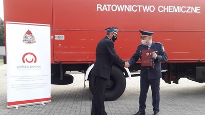 У Польщі прикарпатським рятувальникам подарували автомобіль хімічно-екологічного порятунку