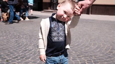 Як відзначають День вишиванки у місті, де заснували свято. Фоторепортаж з Чернівців Як відзначають День вишиванки у місті, де заснували свято. Фоторепортаж з Чернівців