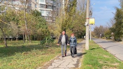 Батьки Руслана Сторчеуса йдуть вулицею, яку перейменували на честь їх загиблого сина