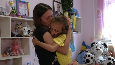 У Рівному шестирічна донька загиблого військового збирає гроші для ЗСУ У Рівному шестирічна донька загиблого військового збирає гроші для ЗСУ