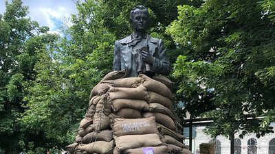 Пам'ятник Шевченку в Празі "захистили" мішками