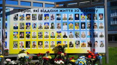 пам'ять, стенд, загиблі, лампадки, квіти, освячення, 15 стенд, воїни, війна