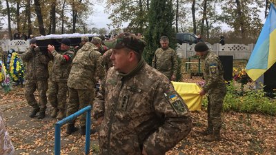 У Сумському районі попрощалися із загиблим військовим Михайлом Плутом У Сумському районі попрощалися із загиблим військовим Михайлом Плутом