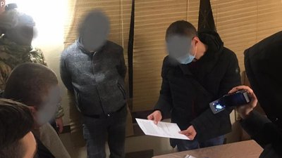 На Кіровоградщині затримали чоловіків, які вимагали у фермера гроші та землю