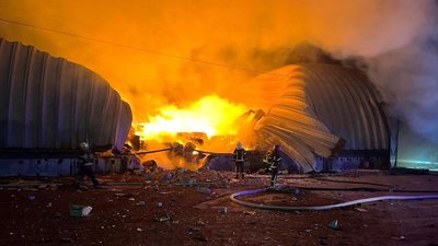 Вибиті вікна та уламки на подвір'ї: наслідки нічної атаки по Одещині Вибиті вікна та уламки на подвір'ї: наслідки нічної атаки по Одещині
