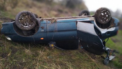 На Черкащині авто злетіло у кювет та перекинулось