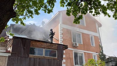 На 9 станції Великого Фонтану в Одесі горить приватний будинок На 9 станції Великого Фонтану в Одесі горить приватний будинок