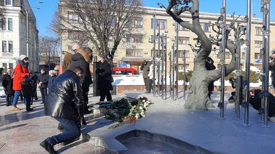 У Вінниці до роковин розстрілів на Майдані вшанували загиблих Героїв Небесної сотні У Вінниці до роковин розстрілів на Майдані вшанували загиблих Героїв Небесної сотні
