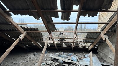 Херсон, обстріли, пошкоджений дах